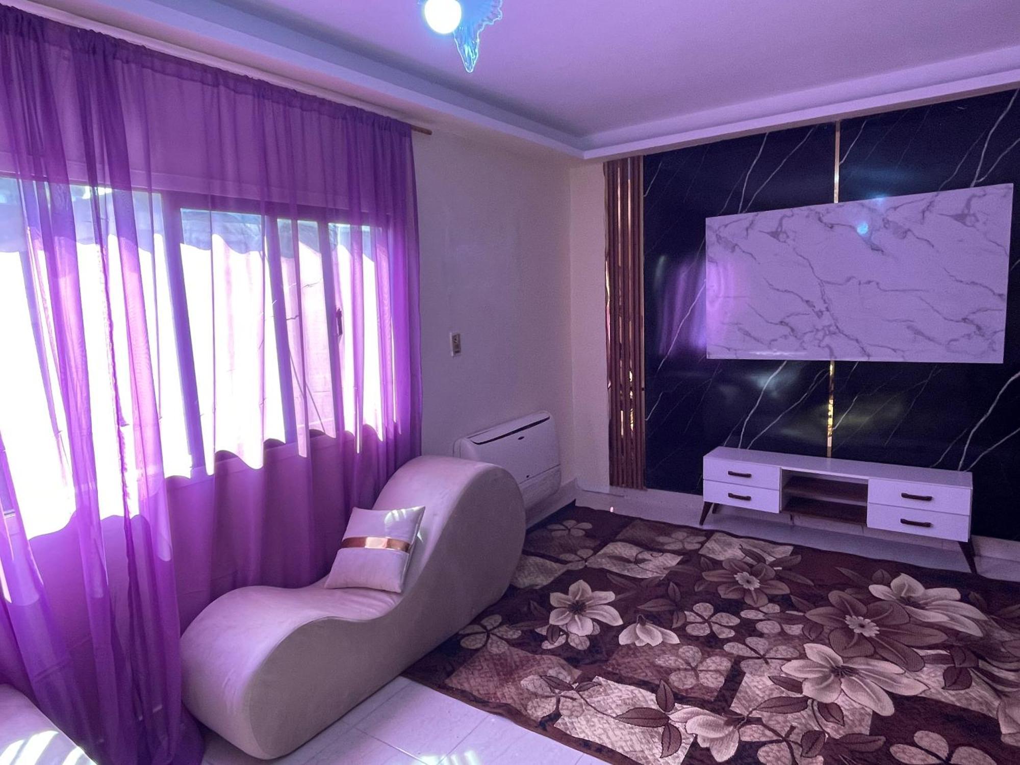 Apartment Adam Mcdonald's Abbas Al Aqqad *
